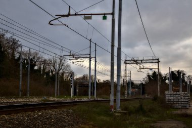 Kışın İtalya 'nın kenar mahallelerindeki bir istasyonun yanındaki demiryolu rayları.