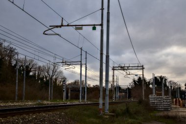 Kışın İtalya 'nın kenar mahallelerindeki bir istasyonun yanındaki demiryolu rayları.