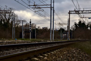 Kışın İtalya 'nın kenar mahallelerindeki bir istasyonun yanındaki demiryolu rayları.