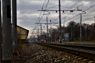 Kışın İtalya 'nın kenar mahallelerindeki bir istasyonun yanındaki demiryolu rayları.