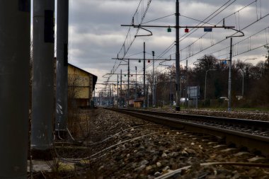 Kışın İtalya 'nın kenar mahallelerindeki bir istasyonun yanındaki demiryolu rayları.