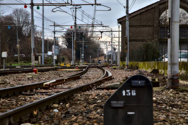 冬の曇りの日にイタリアの町の駅の隣に鉄道線路 — ストック写真