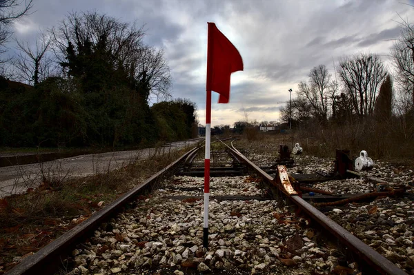Demiryolunu Tıkayan Kırmızı Bir Bayrak — Stok fotoğraf