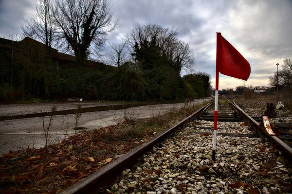 Demiryolunu Tıkayan Kırmızı Bir Bayrak — Stok fotoğraf