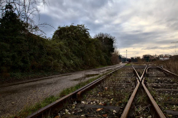 Caminhos Ferro Num Complexo Abandonado — Fotografia de Stock