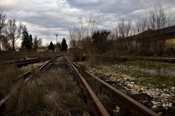Terk Edilmiş Bir Yerleşkede Demiryolu Rayları — Stok fotoğraf