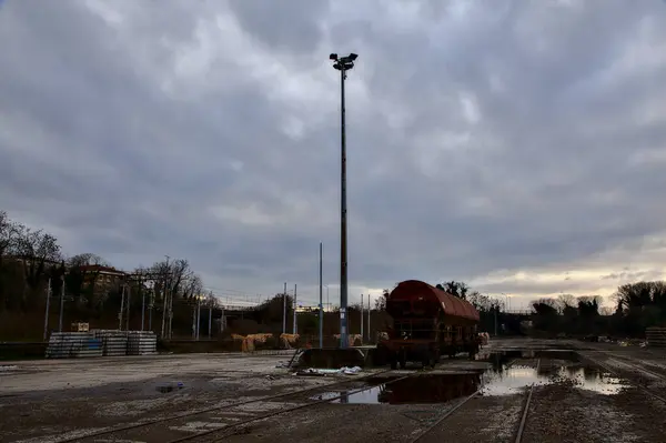 Terk edilmiş bir yerleşkede demiryolunun yanındaki su birikintisine atılmış.
