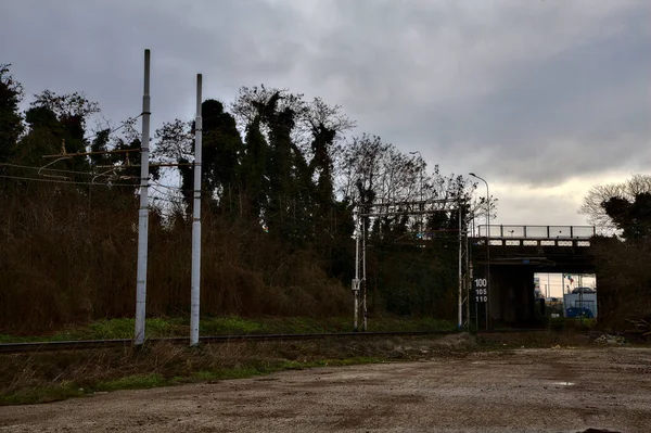 Kışın İtalya 'nın kenar mahallelerindeki bir istasyonun yanındaki demiryolu rayları.