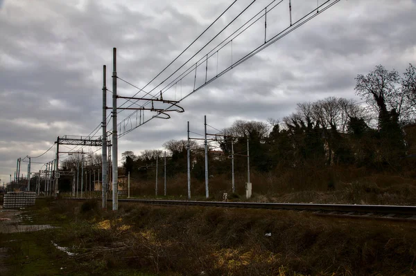 Kışın İtalya 'nın kenar mahallelerindeki bir istasyonun yanındaki demiryolu rayları.