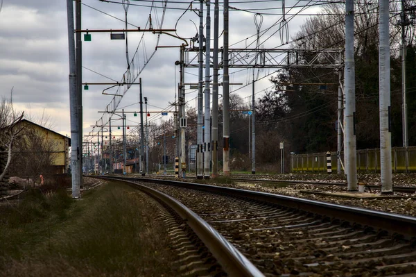 Järnvägsspår Bredvid Station Utkanten Italiensk Stad Vintern — Stockfoto