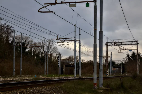 Železniční Tratě Vedle Nádraží Okraji Italského Města Zimě — Stock fotografie