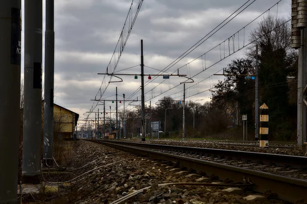 冬にイタリアの町の郊外にある駅の隣の鉄道線路 — ストック写真