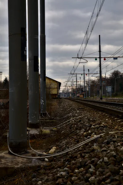 Σιδηροδρομικές Γραμμές Δίπλα Ένα Σταθμό Στα Περίχωρα Μιας Ιταλικής Πόλης — Φωτογραφία Αρχείου