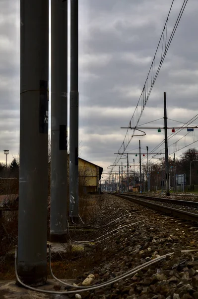 Järnvägsspår Bredvid Station Utkanten Italiensk Stad Vintern — Stockfoto