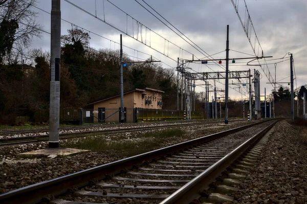 Железнодорожные Пути Рядом Станцией Окраине Итальянского Города Зимой — стоковое фото