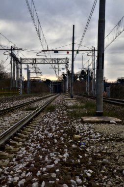 Kışın İtalya 'nın kenar mahallelerindeki bir istasyonun yanındaki demiryolu rayları.
