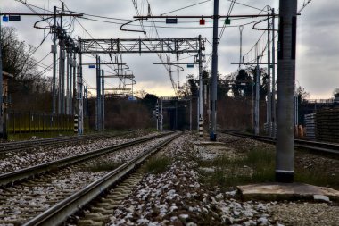 Kışın İtalya 'nın kenar mahallelerindeki bir istasyonun yanındaki demiryolu rayları.