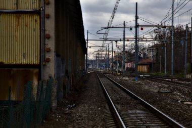 Kışın İtalya 'nın kenar mahallelerindeki bir istasyonun yanındaki demiryolu rayları.