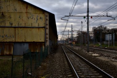 Kışın İtalya 'nın kenar mahallelerindeki bir istasyonun yanındaki demiryolu rayları.