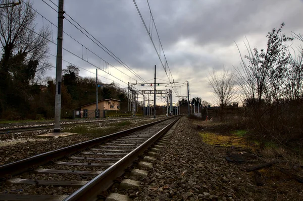 Σιδηροδρομικές Γραμμές Δίπλα Ένα Σταθμό Στα Περίχωρα Μιας Ιταλικής Πόλης — Φωτογραφία Αρχείου