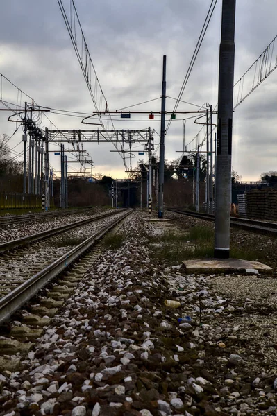 Tory Kolejowe Obok Stacji Obrzeżach Włoskiego Miasta Zimie — Zdjęcie stockowe