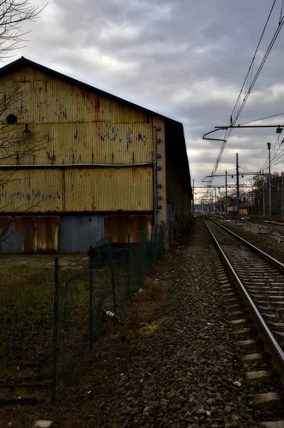 Spoorwegen Naast Een Station Aan Rand Van Een Italiaanse Stad — Stockfoto