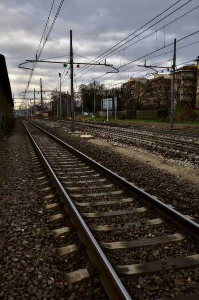 Železniční Tratě Vedle Nádraží Okraji Italského Města Zimě — Stock fotografie