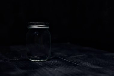 Siyah bir yüzey üzerinde bir kavanoz