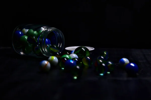 Befőttesüveg Színes Üveggolyókkal Fekete Felületen — Stock Fotó