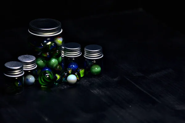 Befőttesüveg Színes Üveggolyókkal Fekete Felületen — Stock Fotó