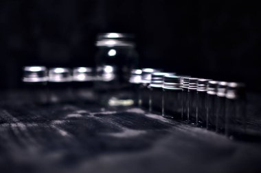 Siyah bir yüzeye boş küçük kavanozlar.