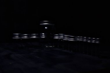 Siyah bir yüzeye boş küçük kavanozlar.