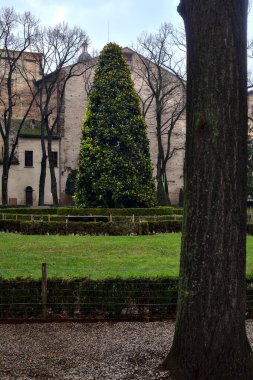Kışın İtalya 'da bir kasabaya park et.