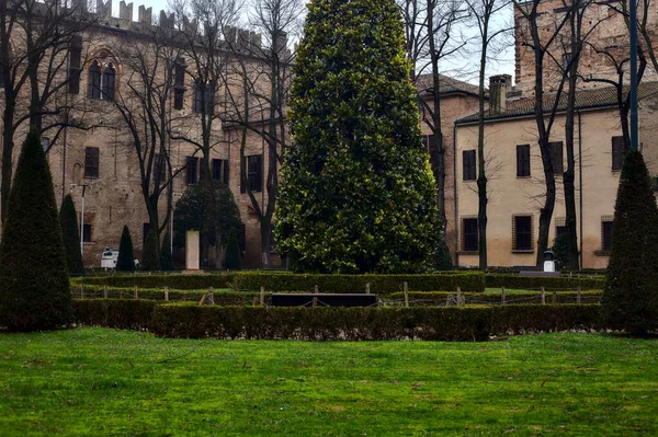 冬の曇りの日にイタリアの町の公共庭園 — ストック写真