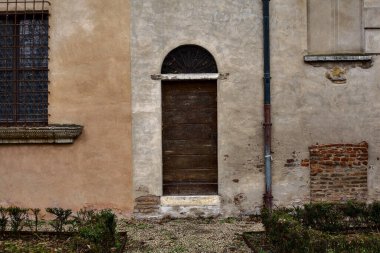 Eski bir ön cephedeki eski ahşap kapı