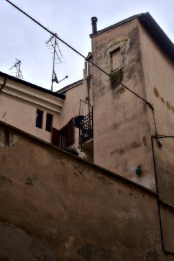 Bulutlu bir günde bir binanın cephesi