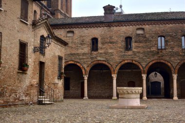 İtalyan meydanında eski bir su kuyusu olan Porchway.