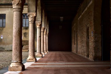 İtalya 'da bir meydanda antik bir binanın verandası.