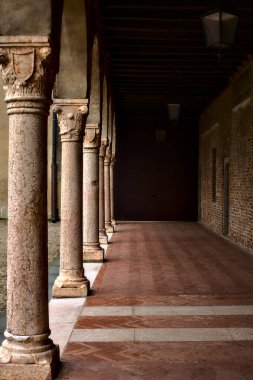 İtalya 'da bir meydanda antik bir binanın verandası.