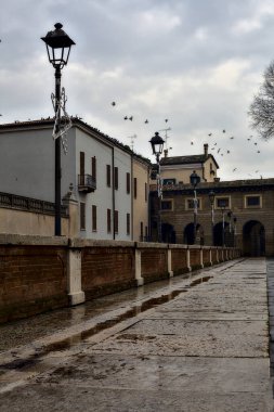 İtalyan şehrinde sokak lambaları ve noel süsleriyle