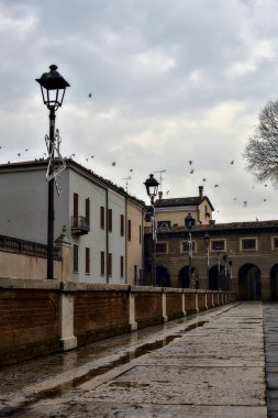 İtalyan şehrinde sokak lambaları ve noel süsleriyle