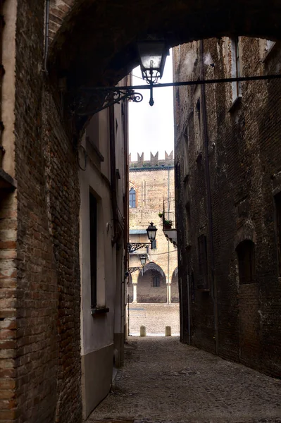 Steeg Een Italiaanse Stad Met Gevel Van Een Kasteel Verte — Stockfoto