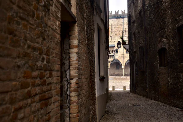 Alley Μια Ιταλική Πόλη Την Πρόσοψη Ενός Κάστρου Στο Βάθος — Φωτογραφία Αρχείου