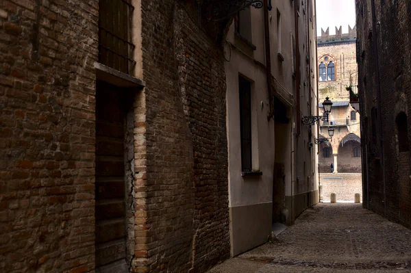 Steeg Een Italiaanse Stad Met Gevel Van Een Kasteel Verte — Stockfoto