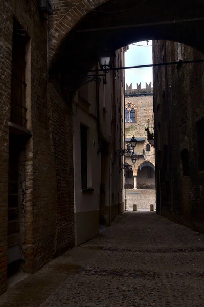 Steeg Een Italiaanse Stad Met Gevel Van Een Kasteel Verte — Stockfoto