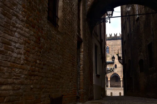 Steeg Een Italiaanse Stad Met Gevel Van Een Kasteel Verte — Stockfoto