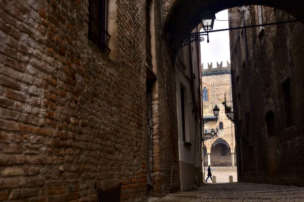 Gasse Einer Italienischen Stadt Mit Der Fassade Eines Schlosses Der — Stockfoto