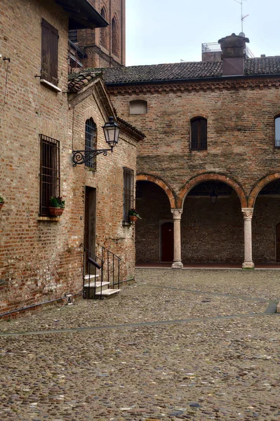 Porchway Mit Einem Alten Brunnen Auf Einem Italienischen Platz — Stockfoto