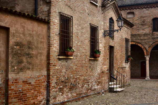 Portiek Met Een Oude Waterput Een Italiaans Plein — Stockfoto