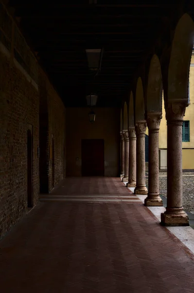 Portiek Van Een Oud Gebouw Een Plein Italië — Stockfoto